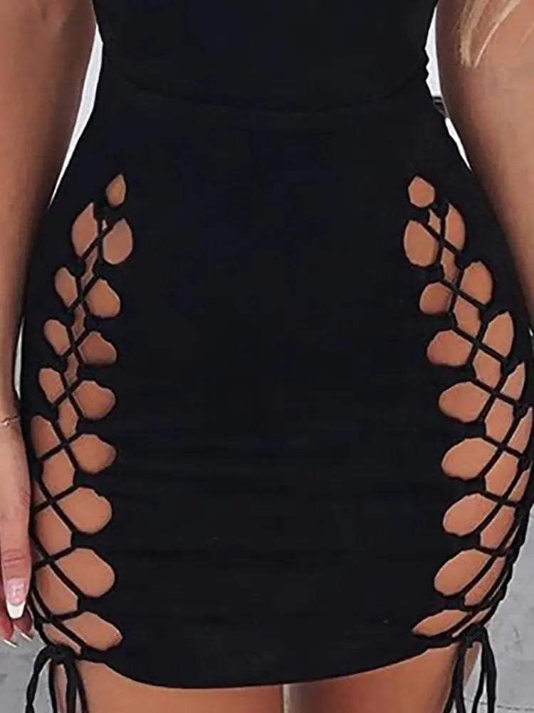 Einfarbiges schwarzes Mini-Clubkleid mit Schnürung